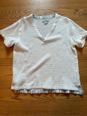 Soft Textured White V-Neck Layered Hem Top